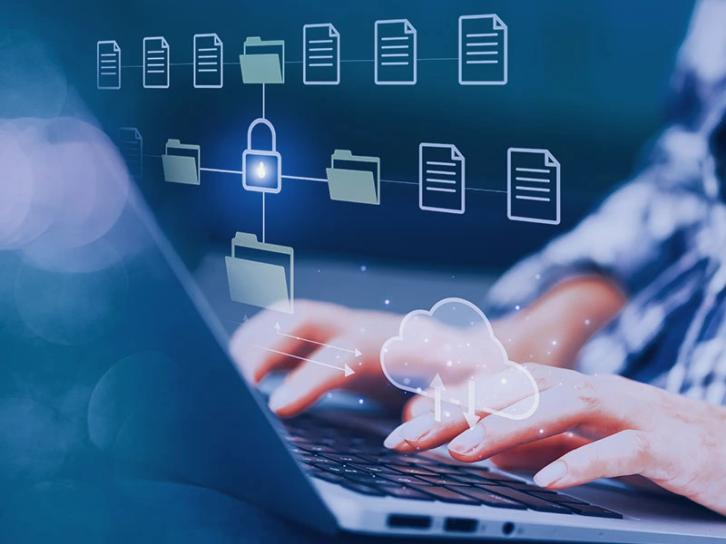 Symbolbild Sicherheitsberatung Hände mit Laptoptastatur